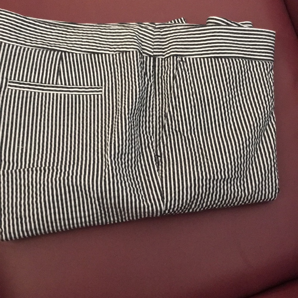 NWOT- Jones New York Ladies seersucker Bermuda shorts, size 10.